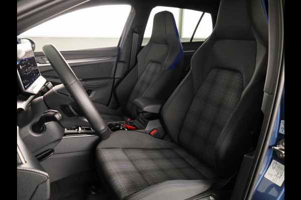 Volkswagen Golf 1.5 eHybrid GTE 272 pk Automaat (DSG) | Verlengde garantie | Navigatie | Panoramadak | Trekhaak (wegklapbaar) | Parkeersensoren (Park assist) | Rondomzicht camera | Head-up display |