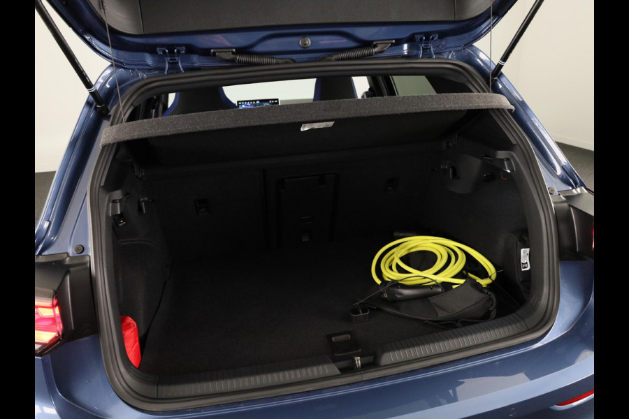 Volkswagen Golf 1.5 eHybrid GTE 272 pk Automaat (DSG) | Verlengde garantie | Navigatie | Panoramadak | Trekhaak (wegklapbaar) | Parkeersensoren (Park assist) | Rondomzicht camera | Head-up display |