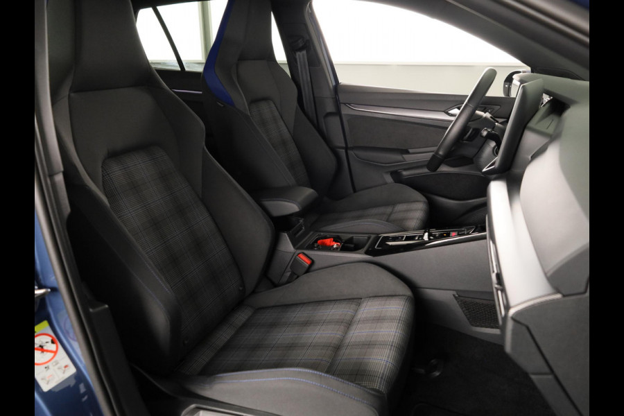 Volkswagen Golf 1.5 eHybrid GTE 272 pk Automaat (DSG) | Verlengde garantie | Navigatie | Panoramadak | Trekhaak (wegklapbaar) | Parkeersensoren (Park assist) | Rondomzicht camera | Head-up display |