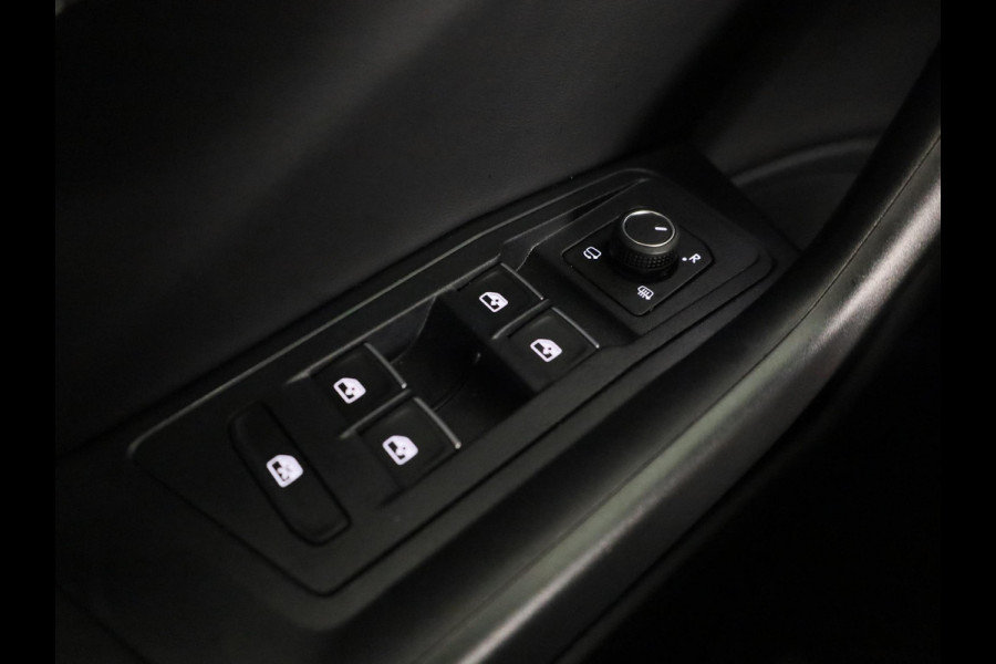 Volkswagen T-Roc 1.0 TSI Life GOAL 116 pk | Navigatie | Parkeersensoren (Park assist) | Autom. airco | Adaptieve cruise control | Stoelverwarming |
