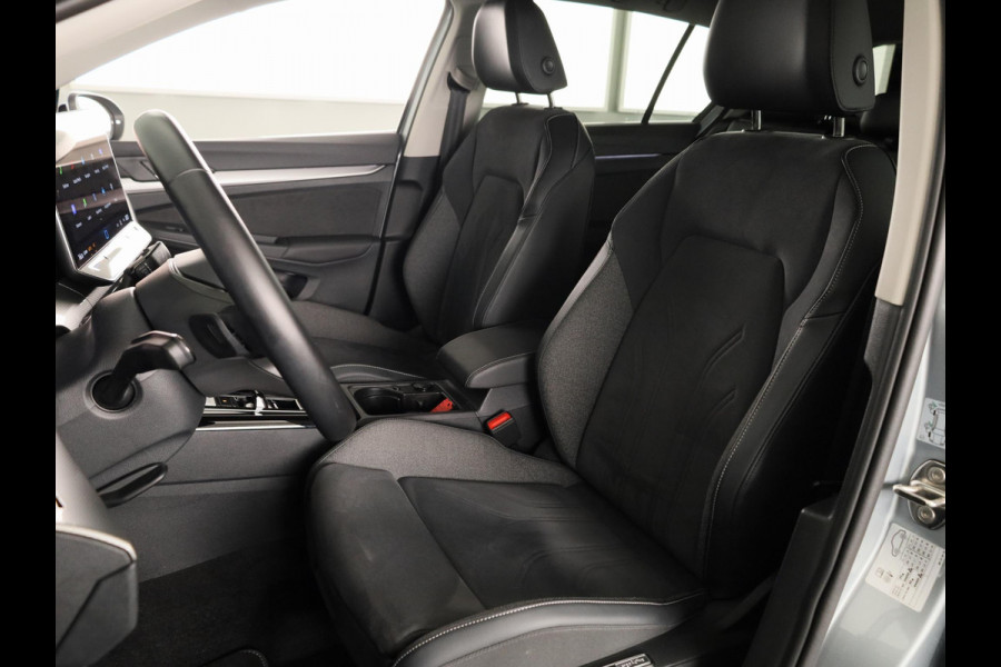 Volkswagen Golf 1.5 eHybrid Style Edition 204 pk Automaat (DSG) | Navigatie via App | Parkeersensoren (Park assist) | Achteruitrijcamera | Adaptieve cruise control | Autom. airco (3 zones) |