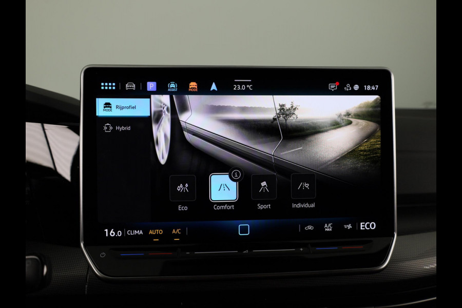 Volkswagen Golf 1.5 eHybrid Style Edition 204 pk Automaat (DSG) | Navigatie via App | Parkeersensoren (Park assist) | Achteruitrijcamera | Adaptieve cruise control | Autom. airco (3 zones) |