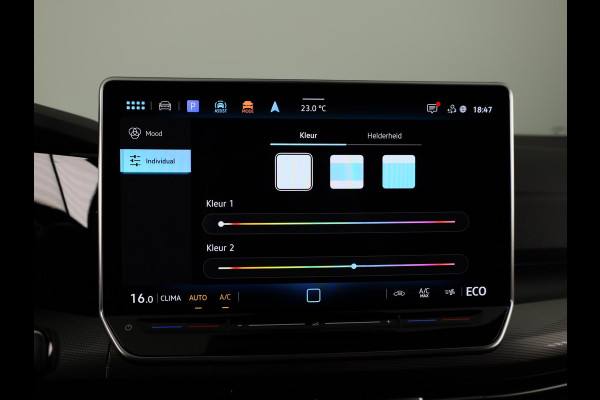 Volkswagen Golf 1.5 eHybrid Style Edition 204 pk Automaat (DSG) | Navigatie via App | Parkeersensoren (Park assist) | Achteruitrijcamera | Adaptieve cruise control | Autom. airco (3 zones) |