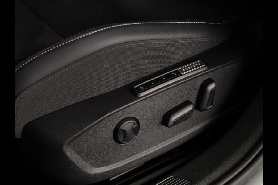 Volkswagen Golf 1.5 eHybrid Style Edition 204 pk Automaat (DSG) | Navigatie via App | Parkeersensoren (Park assist) | Achteruitrijcamera | Adaptieve cruise control | Autom. airco (3 zones) |