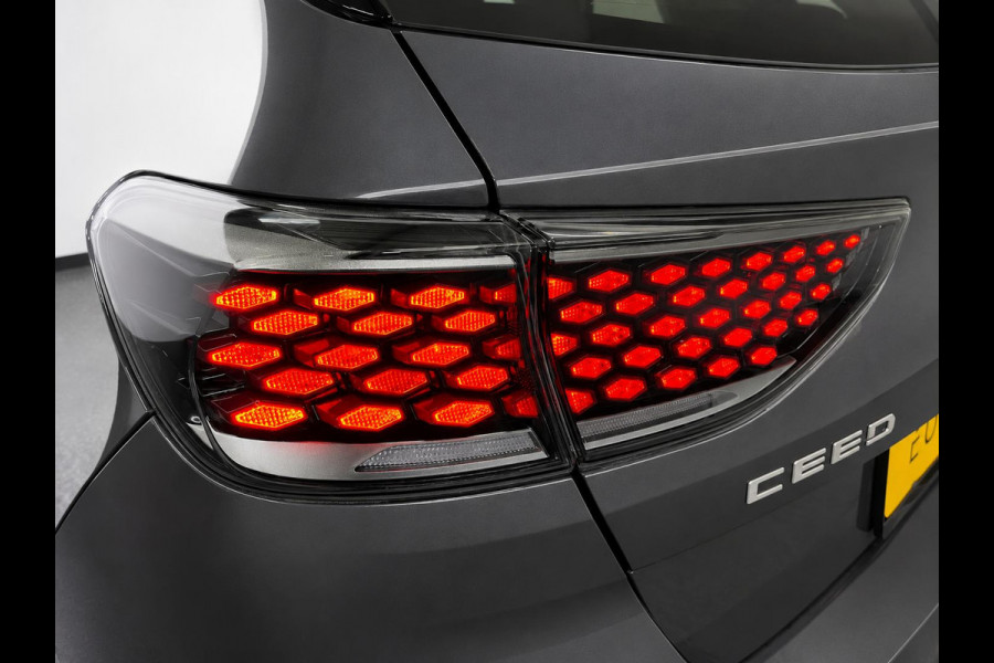 Kia Ceed 1.0 T-GDi GT-Line Panoramadak Navigatie Apple Carplay Android Auto Camera Parkeerhulp achter Adaptive Cruise Control Stoel- en stuurverwarming Stoelventilatie Dodehoekassistent Climate Control Lichtmetalen velgen