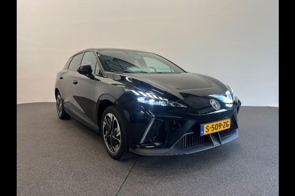 MG Mg4 electric Luxury 64 kWh SOH 95,5% Navigatie Apple Carplay Android Auto Camera Parkeerhulp Adaptive Cruise Control Stoel- en stuurverwarming Climate Control Lichtmetalen velgen