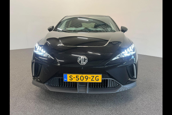 MG Mg4 electric Luxury 64 kWh SOH 95,5% Navigatie Apple Carplay Android Auto Camera Parkeerhulp Adaptive Cruise Control Stoel- en stuurverwarming Climate Control Lichtmetalen velgen