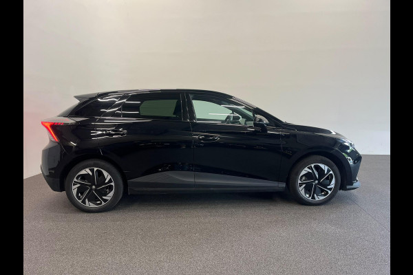 MG Mg4 electric Luxury 64 kWh SOH 95,5% Navigatie Apple Carplay Android Auto Camera Parkeerhulp Adaptive Cruise Control Stoel- en stuurverwarming Climate Control Lichtmetalen velgen
