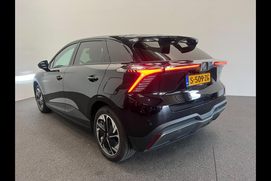 MG Mg4 electric Luxury 64 kWh SOH 95,5% Navigatie Apple Carplay Android Auto Camera Parkeerhulp Adaptive Cruise Control Stoel- en stuurverwarming Climate Control Lichtmetalen velgen