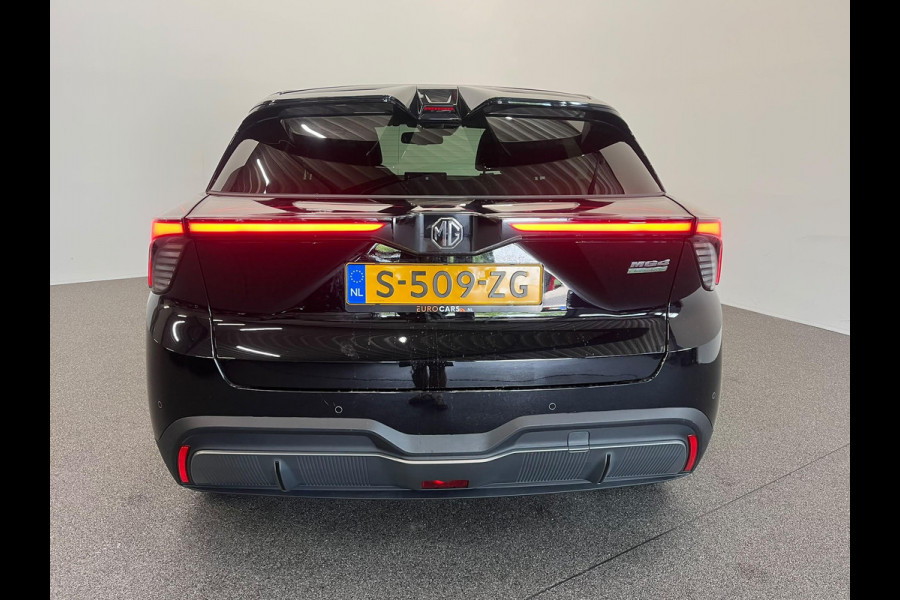 MG Mg4 electric Luxury 64 kWh SOH 95,5% Navigatie Apple Carplay Android Auto Camera Parkeerhulp Adaptive Cruise Control Stoel- en stuurverwarming Climate Control Lichtmetalen velgen