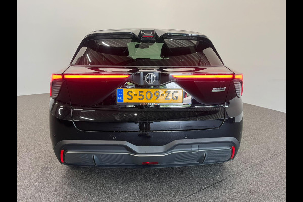 MG Mg4 electric Luxury 64 kWh SOH 95,5% Navigatie Apple Carplay Android Auto Camera Parkeerhulp Adaptive Cruise Control Stoel- en stuurverwarming Climate Control Lichtmetalen velgen