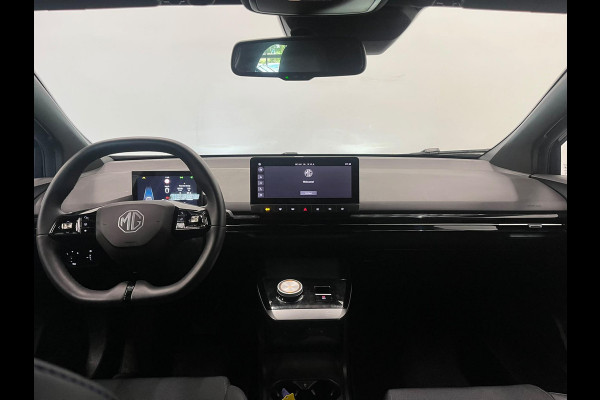 MG Mg4 electric Luxury 64 kWh SOH 95,5% Navigatie Apple Carplay Android Auto Camera Parkeerhulp Adaptive Cruise Control Stoel- en stuurverwarming Climate Control Lichtmetalen velgen