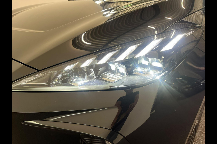 MG Mg4 electric Luxury 64 kWh SOH 95,5% Navigatie Apple Carplay Android Auto Camera Parkeerhulp Adaptive Cruise Control Stoel- en stuurverwarming Climate Control Lichtmetalen velgen