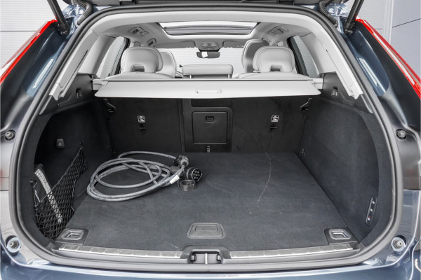 Volvo XC60 2.0 T8 Plug-in hybrid AWD Plus Bright Luchtvering Pano Elek Trekhaak 360°