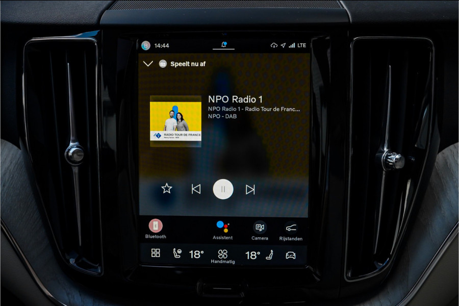 Volvo XC60 2.0 T8 Plug-in hybrid AWD Plus Bright Luchtvering Pano Elek Trekhaak 360°