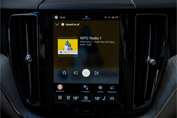 Volvo XC60 2.0 T8 Plug-in hybrid AWD Plus Bright Luchtvering Pano Elek Trekhaak 360°