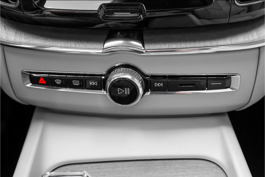 Volvo XC60 2.0 T8 Plug-in hybrid AWD Plus Bright Luchtvering Pano Elek Trekhaak 360°