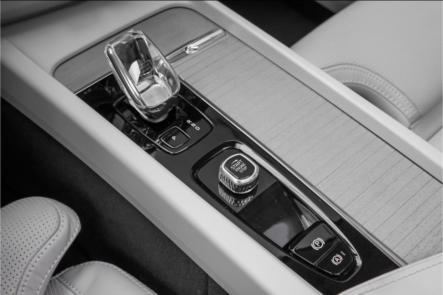 Volvo XC60 2.0 T8 Plug-in hybrid AWD Plus Bright Luchtvering Pano Elek Trekhaak 360°
