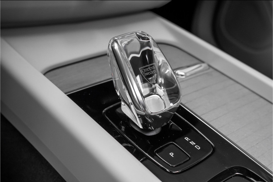 Volvo XC60 2.0 T8 Plug-in hybrid AWD Plus Bright Luchtvering Pano Elek Trekhaak 360°
