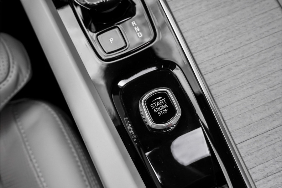 Volvo XC60 2.0 T8 Plug-in hybrid AWD Plus Bright Luchtvering Pano Elek Trekhaak 360°