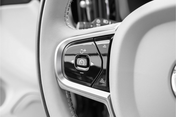 Volvo XC60 2.0 T8 Plug-in hybrid AWD Plus Bright Luchtvering Pano Elek Trekhaak 360°