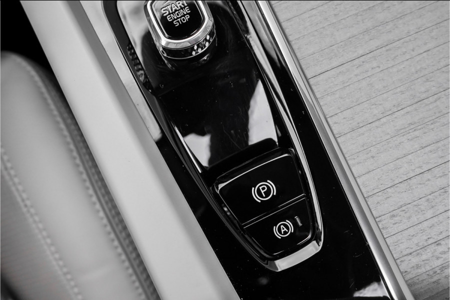 Volvo XC60 2.0 T8 Plug-in hybrid AWD Plus Bright Luchtvering Pano Elek Trekhaak 360°