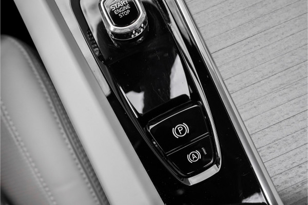 Volvo XC60 2.0 T8 Plug-in hybrid AWD Plus Bright Luchtvering Pano Elek Trekhaak 360°