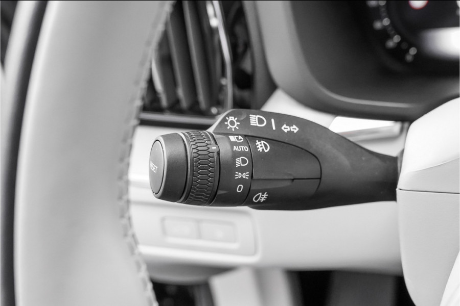 Volvo XC60 2.0 T8 Plug-in hybrid AWD Plus Bright Luchtvering Pano Elek Trekhaak 360°
