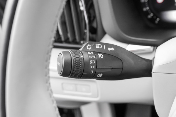 Volvo XC60 2.0 T8 Plug-in hybrid AWD Plus Bright Luchtvering Pano Elek Trekhaak 360°