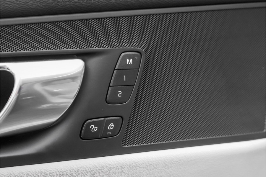 Volvo XC60 2.0 T8 Plug-in hybrid AWD Plus Bright Luchtvering Pano Elek Trekhaak 360°