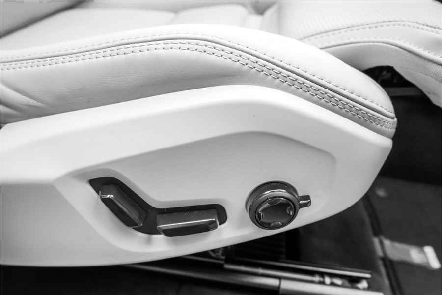 Volvo XC60 2.0 T8 Plug-in hybrid AWD Plus Bright Luchtvering Pano Elek Trekhaak 360°
