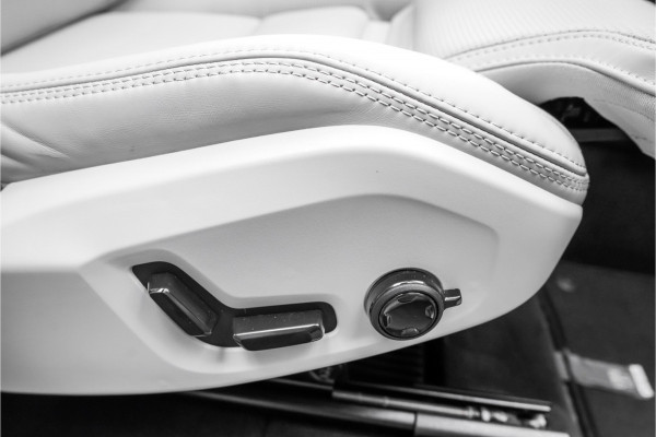 Volvo XC60 2.0 T8 Plug-in hybrid AWD Plus Bright Luchtvering Pano Elek Trekhaak 360°