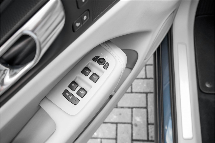 Volvo XC60 2.0 T8 Plug-in hybrid AWD Plus Bright Luchtvering Pano Elek Trekhaak 360°