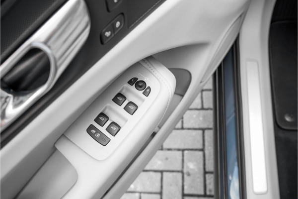 Volvo XC60 2.0 T8 Plug-in hybrid AWD Plus Bright Luchtvering Pano Elek Trekhaak 360°