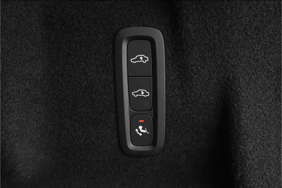 Volvo XC60 2.0 T8 Plug-in hybrid AWD Plus Bright Luchtvering Pano Elek Trekhaak 360°