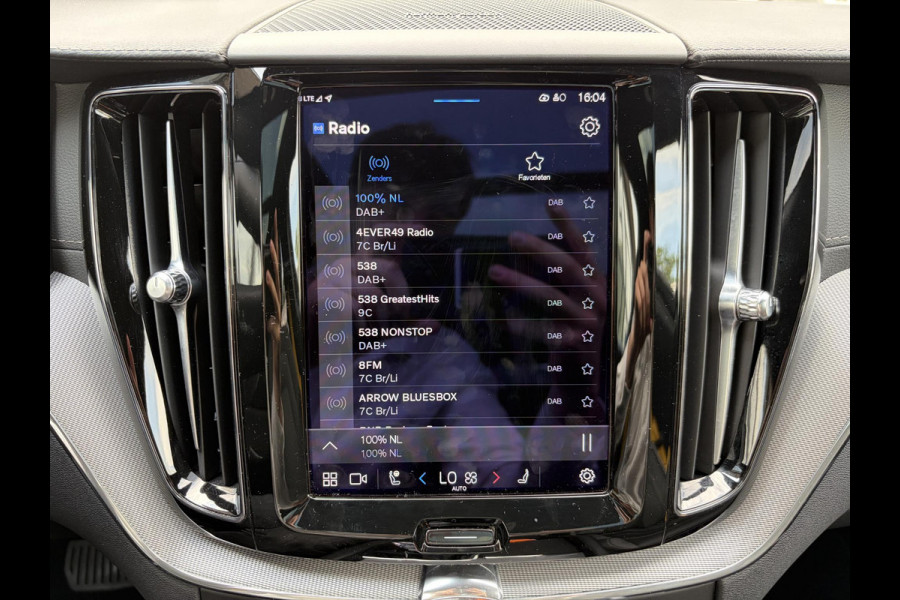 Volvo XC60 2.0 T8 Plug-in-hybrid AWD Polestar Engineered ELEKTRISCHE TREKHAAK| VOLVO DEALER ONDERHOUDEN RECENT ONDERHOUD GEHAD| ELEKTRISCHE STOELEN MET MEMORY| HARMAN KARDON| PANORAMADAK| HEAD UP DISPLAY| 360 CAMERA| ACHTERBANK VERWARMD