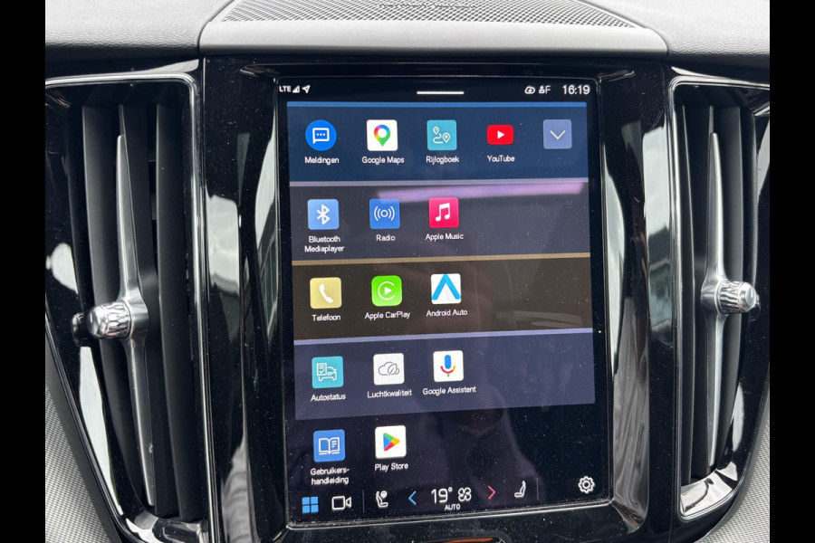Volvo XC60 2.0 T6 Plug-in hybrid AWD Plus Black Edition LIGHTING PACK | 360 GRADEN CAMERA | HARMAN/KARDON AUDIO | HEAD-UP DISPLAY | PANORAMA DAK| VOLVO DEALER ONDERHOUDEN|