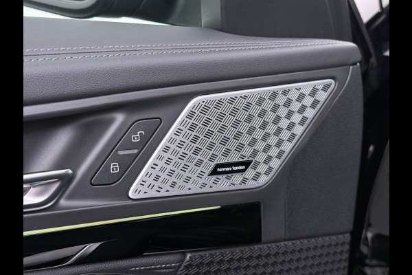 BMW iX1 xDrive30 313PK 4WD M-Pack Launch Edition SOH 100% Leder Harman/Kardon®-Audio Android Auto Apple Carplay Camera Adaptief onderste AWD Live Cockpit Plus Privacy Glas Led Elek.Achterklep Lmv 19" Isofix DAB Origineel Nederlandse Auto