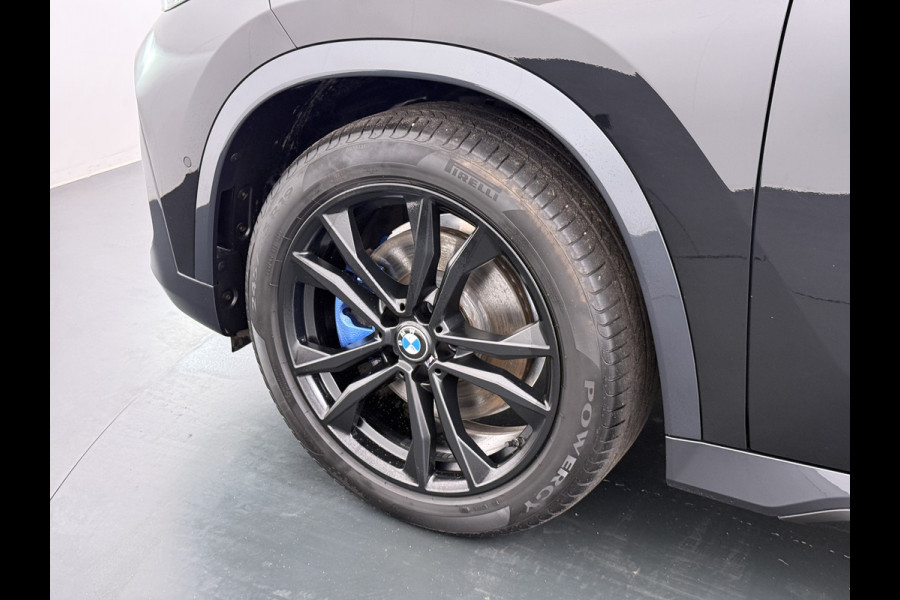 BMW iX1 xDrive30 313PK 4WD M-Pack Launch Edition SOH 100% Leder Harman/Kardon®-Audio Android Auto Apple Carplay Camera Adaptief onderste AWD Live Cockpit Plus Privacy Glas Led Elek.Achterklep Lmv 19" Isofix DAB Origineel Nederlandse Auto