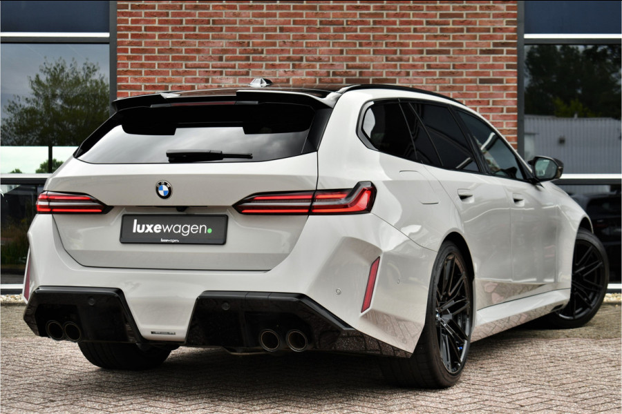 BMW M5 Touring | Chalk Individual | Ultimate Pack | Keramisch | Pano | Trekh | B&W | DA+