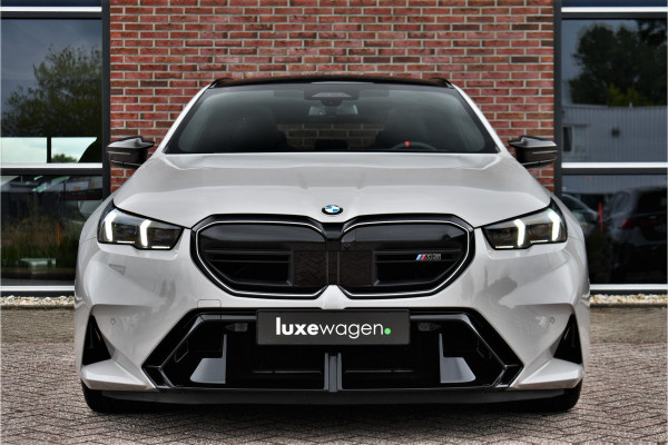 BMW M5 Touring | Chalk Individual | Ultimate Pack | Keramisch | Pano | Trekh | B&W | DA+