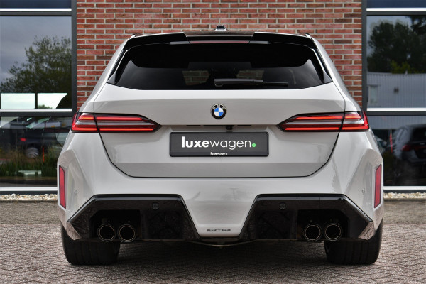 BMW M5 Touring | Chalk Individual | Ultimate Pack | Keramisch | Pano | Trekh | B&W | DA+