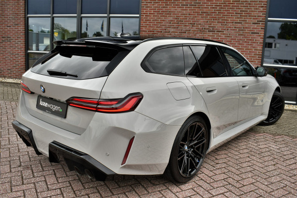 BMW M5 Touring | Chalk Individual | Ultimate Pack | Keramisch | Pano | Trekh | B&W | DA+