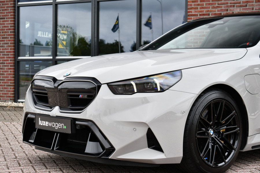 BMW M5 Touring | Chalk Individual | Ultimate Pack | Keramisch | Pano | Trekh | B&W | DA+