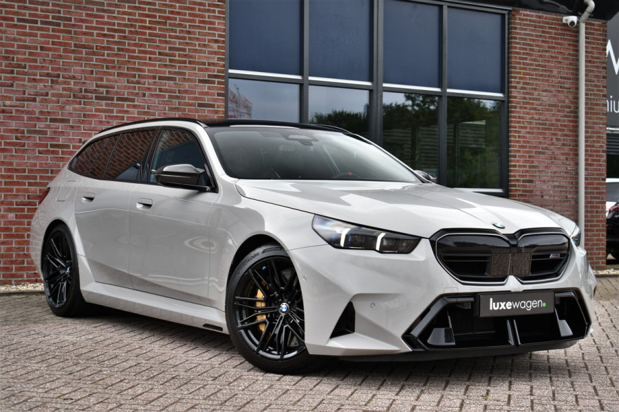BMW M5 Touring | Chalk Individual | Ultimate Pack | Keramisch | Pano | Trekh | B&W | DA+
