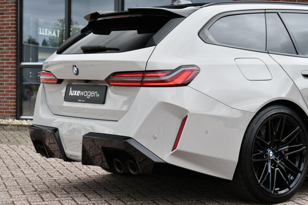 BMW M5 Touring | Chalk Individual | Ultimate Pack | Keramisch | Pano | Trekh | B&W | DA+