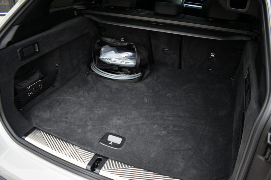 BMW M5 Touring | Chalk Individual | Ultimate Pack | Keramisch | Pano | Trekh | B&W | DA+