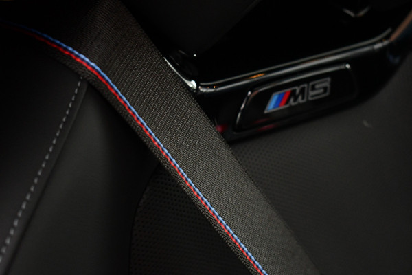 BMW M5 Touring | Chalk Individual | Ultimate Pack | Keramisch | Pano | Trekh | B&W | DA+
