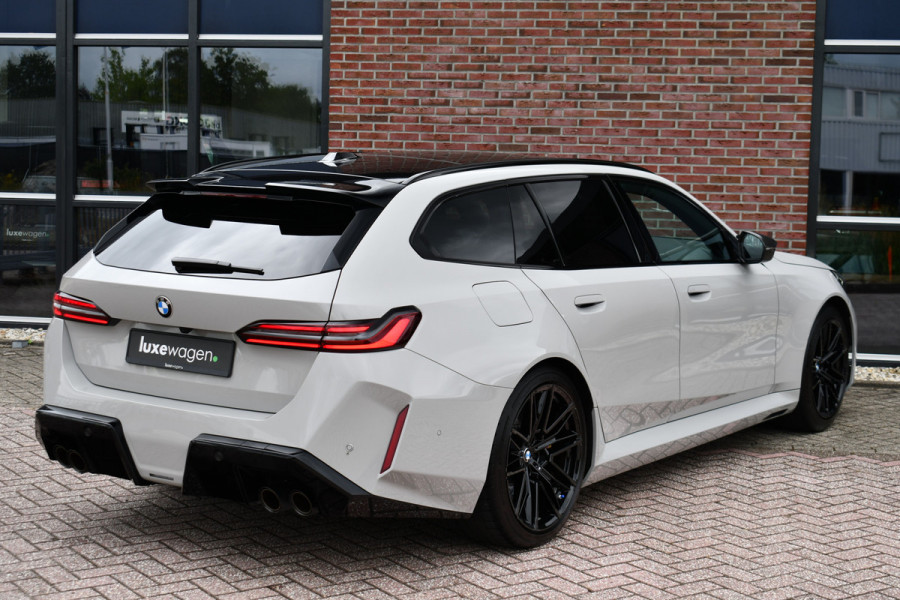 BMW M5 Touring | Chalk Individual | Ultimate Pack | Keramisch | Pano | Trekh | B&W | DA+