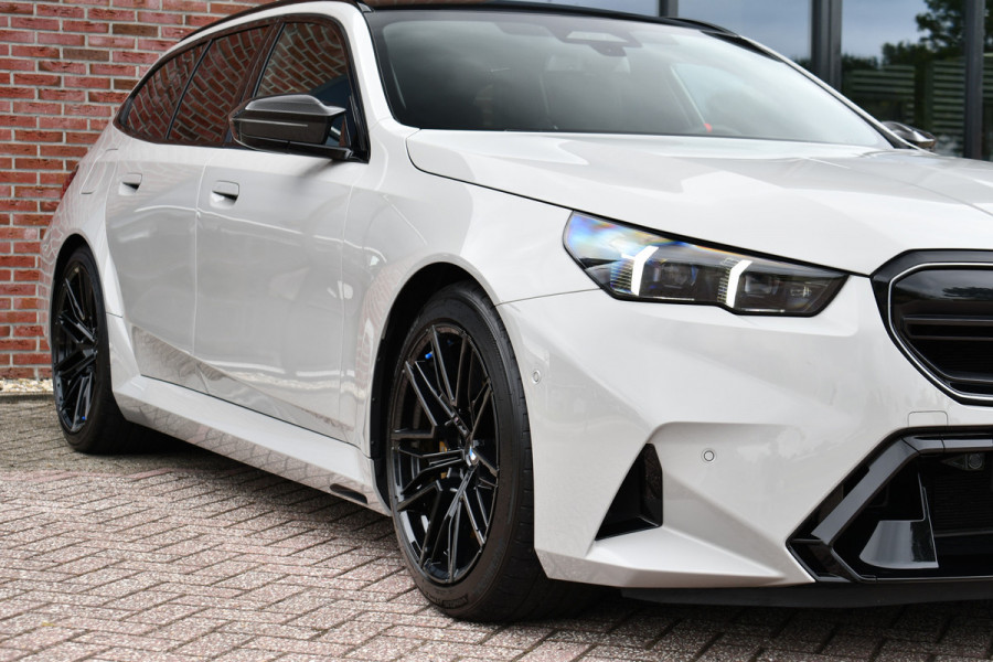 BMW M5 Touring | Chalk Individual | Ultimate Pack | Keramisch | Pano | Trekh | B&W | DA+